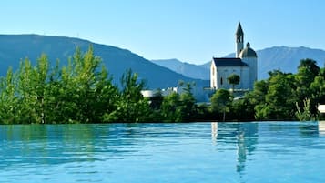 Piscina externa sazonal, piscina aquecida, guarda-sóis, espreguiçadeiras