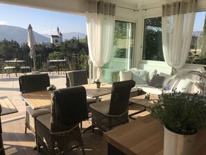 Free daily buffet breakfast  - Villa Kilauea B&B (Nice)