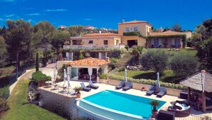 A villa with a swimming pool, outdoor seating, and a garden. - Villa Kilauea B&B (Nice)