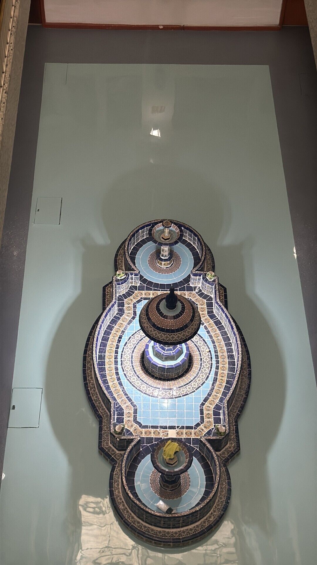 Un suelo de baldosas con un diseño de fuente central.