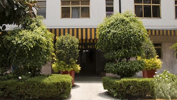 Vista frontal de la propiedad