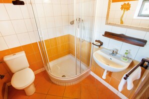 Nhà Duplex, quang cảnh sân vườn | Phòng tắm | Đồ dùng nhà tắm miễn phí, máy sấy tóc, dép đi trong nhà