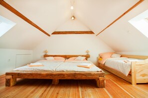 Duplex, Courtyard View | Blackout drapes, free WiFi, bed sheets