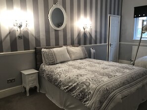 Family Room, Private Bathroom | 8 bedrooms, iron/ironing board, free WiFi - The Kings Head Hotel (Rochester)