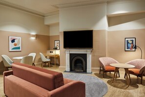 One Bedroom Open Plan | Area keluarga | Televisi layar datar 42-inci dengan saluran TV kabel dan TV