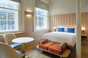 高档床上用品、客房内保险箱、办公桌、笔记本电脑工作区