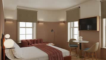 Une chambre d’hôtel moderne dotée d’un grand lit, de tables de chevet, d’un bureau avec une chaise, d’un téléviseur fixé au mur et de grandes fenêtres avec des rideaux.