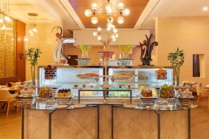 2 restaurants; breakfast, lunch, and dinner served