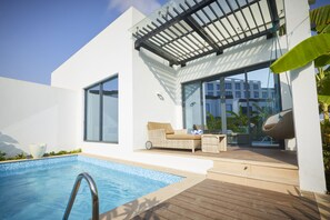 ラグジュアリー シャレー キングベッド 1 台 プールアクセス (1 king bed) | プール | 屋内プール、屋外プール、プール パラソル、サンラウンジャー