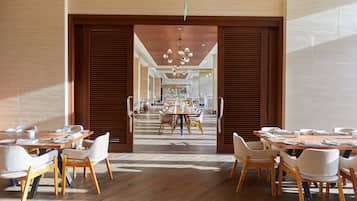 2 restaurants, spécialités Cuisine internationale