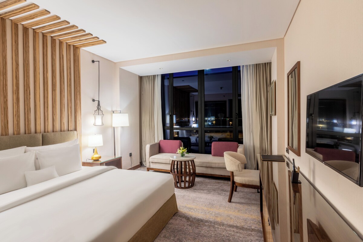 Premier kamer, 1 kingsize bed, balkon, uitzicht op zwembad | Lakens van Egyptisch katoen, luxe beddengoed, een minibar
