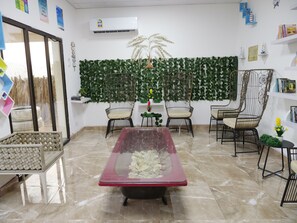 Privéstrand vlakbij, wit zand