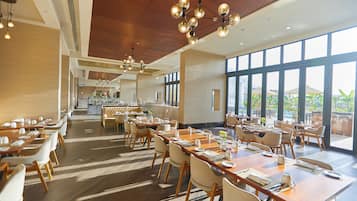 2 restaurants servant le petit déjeuner, le déjeuner et le dîner
