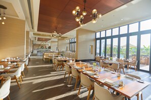 2 restaurantes; se sirven desayunos, almuerzos y cocina internacional 