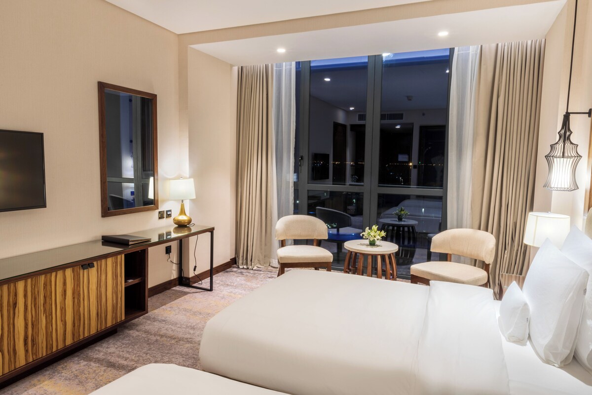 Premier kamer, 2 eenpersoonsbedden, balkon, uitzicht op zwembad (2 twin beds) | Lakens van Egyptisch katoen, luxe beddengoed, een minibar