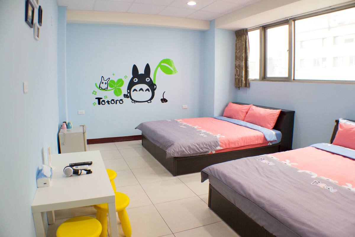Quarto quádruplo básico, 2 camas de casal, para não fumantes | Escrivaninha, cortinas blackout, Wi-Fi de cortesia, roupa de cama
