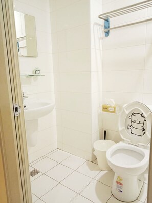 Quarto casal econômico, 1 cama de casal, para não fumantes | Banheiro | Produtos de toalete grátis, secador de cabelo, chinelos