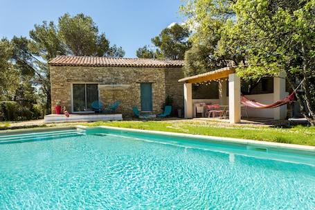 Una piscina al aire libre de temporada. Les Jardins d'Eleusis