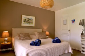 Tweepersoonskamer, uitzicht op zwembad (Antoine) | Een minibar, individueel gedecoreerd, individueel gemeubileerd