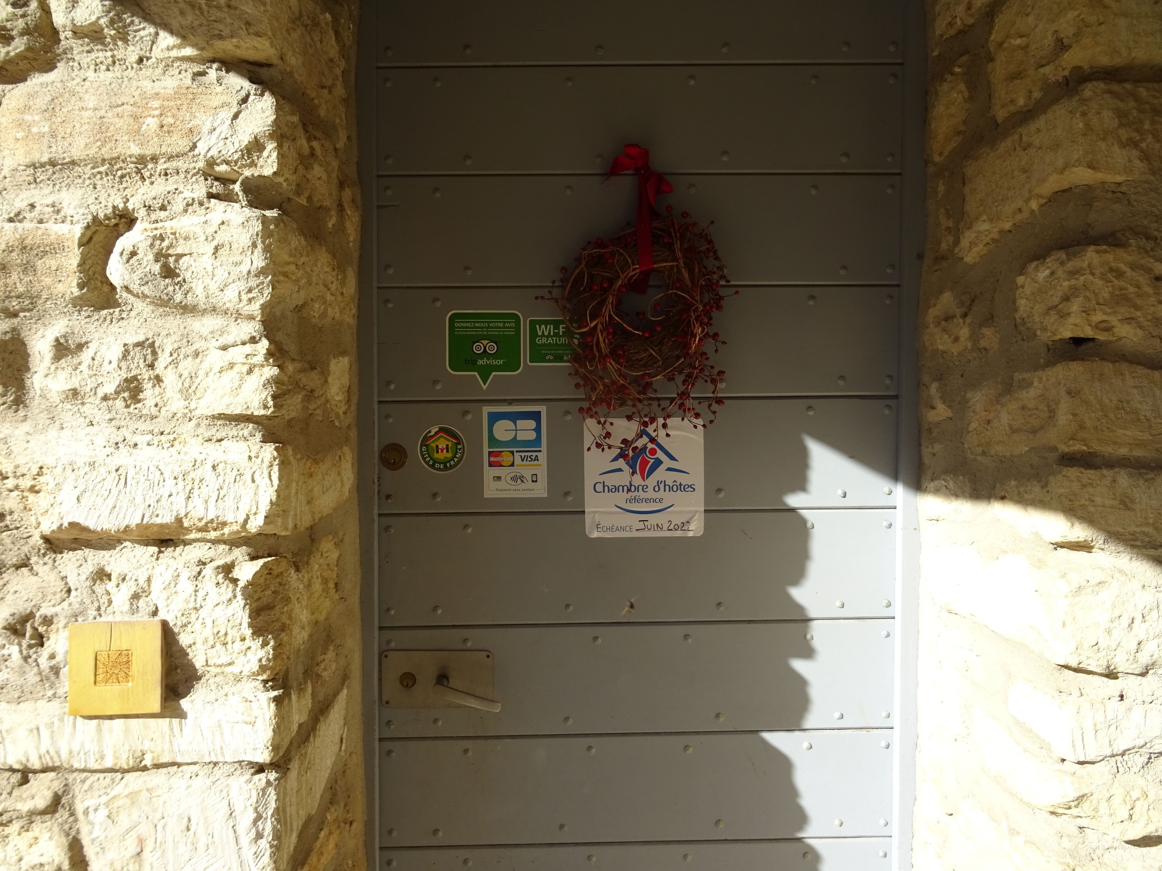 A door with a sign indicating a reference room, a Wi-Fi symbol, and logos for MasterCard and Visa.
