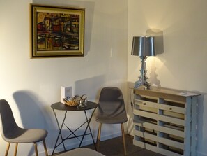 Tweepersoonskamer, uitzicht op zwembad (Antoine) | Een minibar, individueel gedecoreerd, individueel gemeubileerd