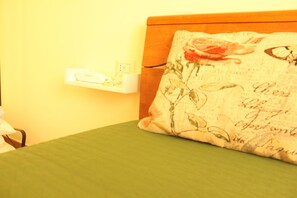 ห้องคลาสสิกดับเบิล, 1 ห้องนอน, ห้องน้ำส่วนตัว | เครื่องนอนระดับพรีเมียม, ผ้านวมขนเป็ด, มินิบาร์, โต๊ะทำงาน