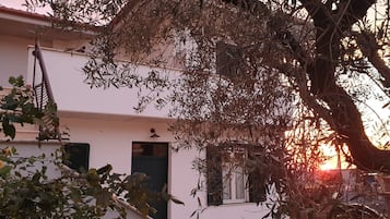 Vista frontal de la propiedad por la tarde o noche