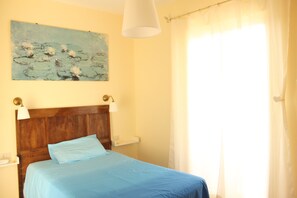 Quarto casal, sacada | Roupas de cama premium, edredons de pluma, frigobar, escrivaninha