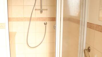 Douche, douche à « effet pluie », articles de toilette gratuits
