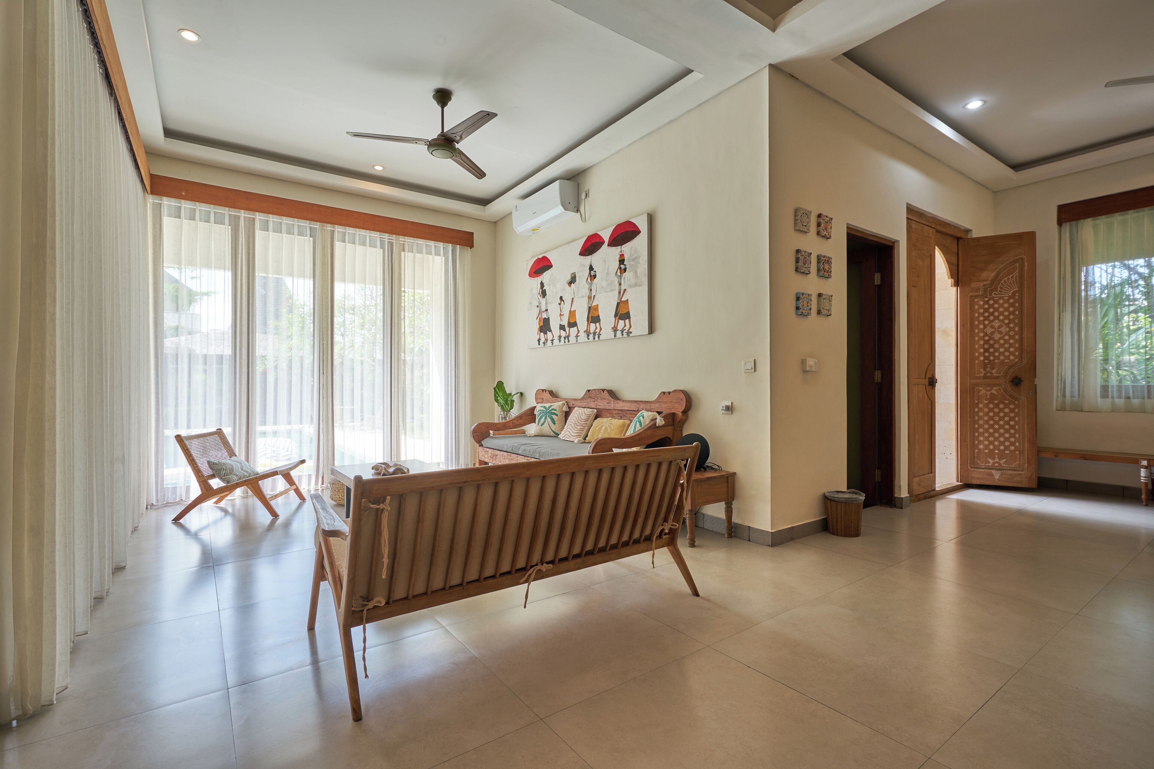 Vila família, 6 quartos, ao lado da praia | Área de estar | TV de tela plana