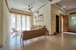 Villa familiar, 6 habitaciones, junto a la playa | Área de sala de estar | Televisión de pantalla plana 