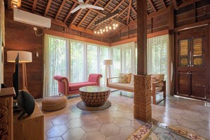 Villa familiar, 6 habitaciones, junto a la playa | Área de sala de estar | Televisión de pantalla plana 