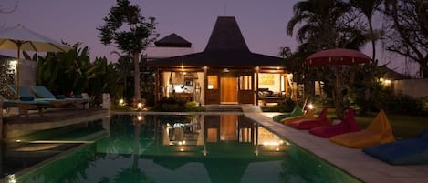 Villa Familiale, 2 chambres, cuisine, vue piscine | Coin séjour