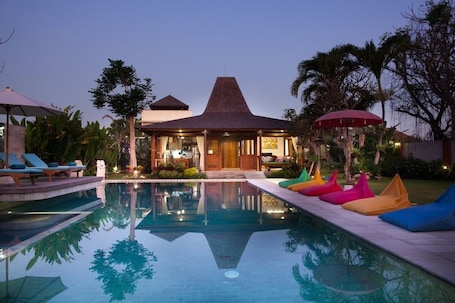 Televisión de pantalla plana. Casa ola Villa