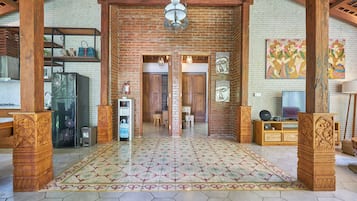 Vila família, 6 quartos, ao lado da praia | Área de estar | TV de tela plana