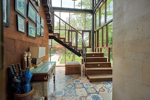 Villa familiar, 6 habitaciones, junto a la playa | Área de sala de estar | Televisión de pantalla plana 