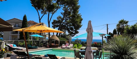 En säsongsöppen utomhuspool