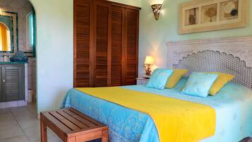 Un dormitorio con cama, armario de madera y una mesita.