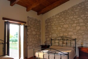 Habitación cuádruple familiar, vista al jardín | Minibar, escritorio, wifi gratis y ropa de cama 