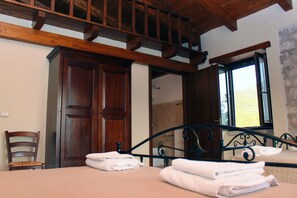 Family Quadruple Room, Garden View | Bar mini, meja, Wi-fi percuma, cadar katil 