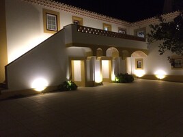 Fachada da propriedade à noite