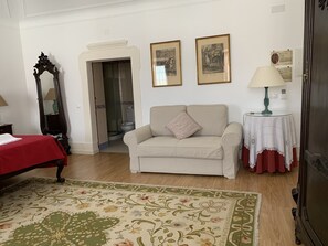 Escritorio, tabla de planchar con plancha, wifi gratis y ropa de cama 