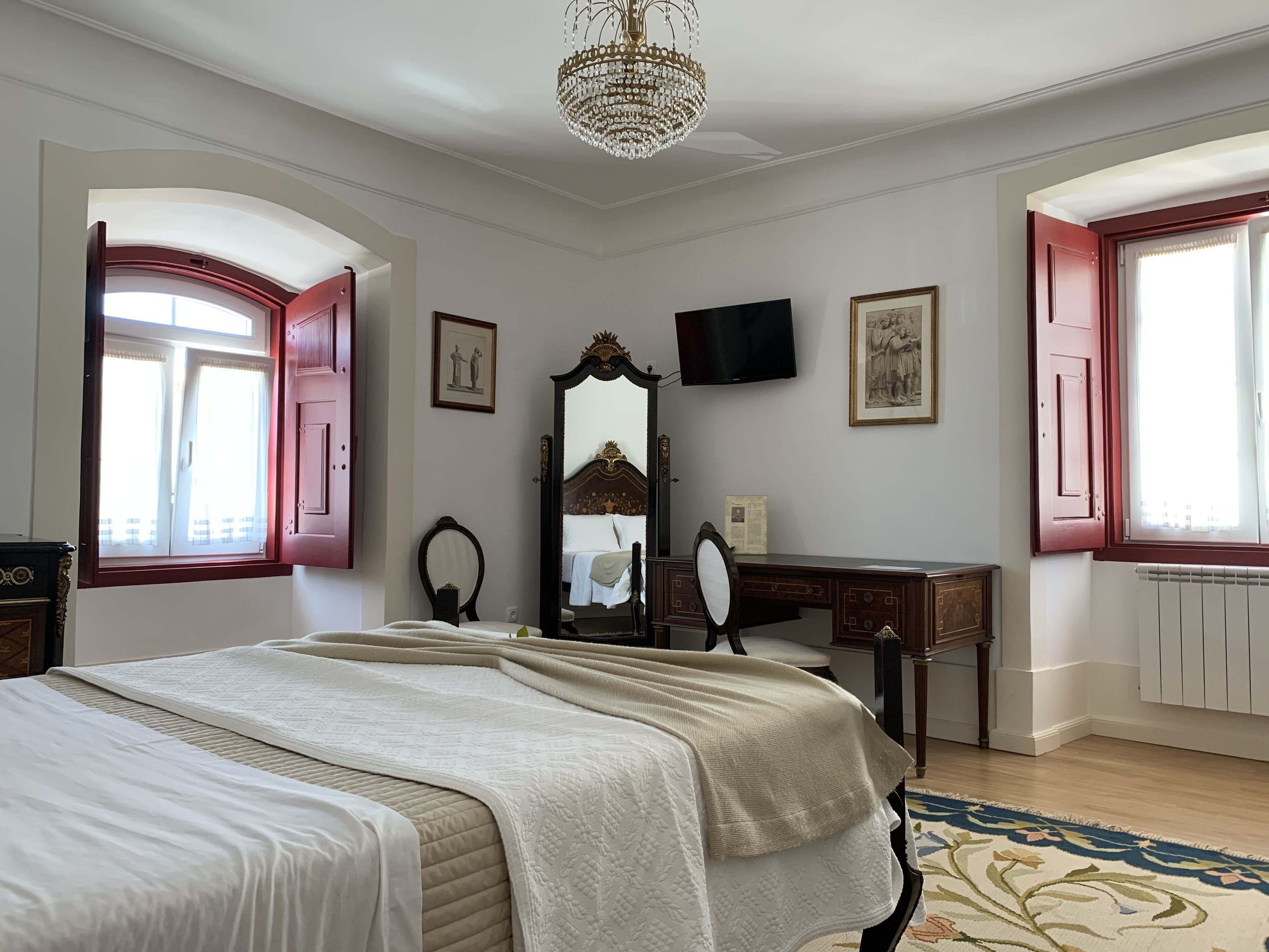 デラックス スイート | デスク、アイロン / アイロン台、WiFi (無料)、ベッドシーツ