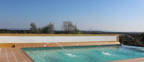 AuĂenpool, Sonnenschirme, LiegestĂŒhle