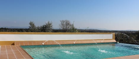 Piscine extérieure, parasols de plage, chaises longues