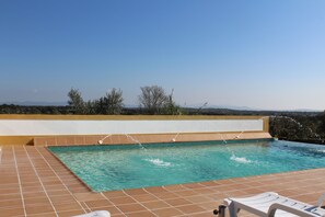 Piscine extérieure, parasols de plage, chaises longues