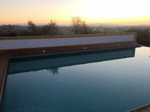 A clear view of a swimming pool with a tiled edge and a flat surface. - Casa do Peso (Crato)