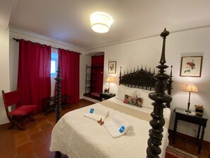 Escritorio, tabla de planchar con plancha, wifi gratis y ropa de cama 