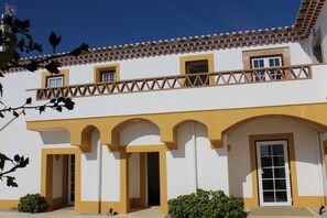 A building with a white facade, yellow accents, and a tiled roof. - Casa do Peso (Crato)