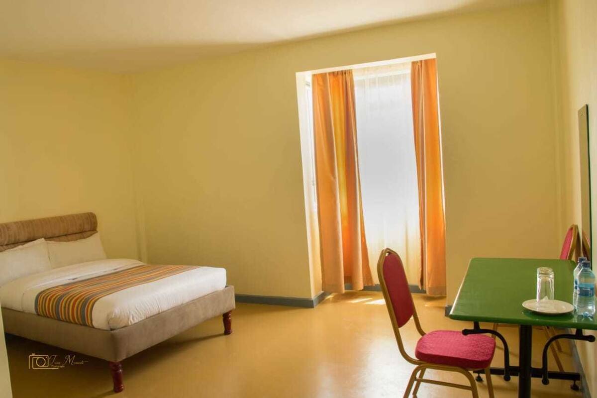 Deluxe tweepersoonskamer | Een bureau, gratis wifi, beddengoed
